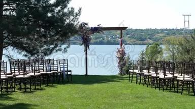 婚礼地点。 婚礼拱门在一个绿色的草坪上，有惊人的河景。